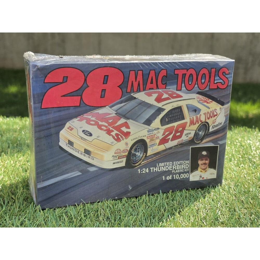 Monogram Model Kit #28 Mac Tools Thunderbird Ernie Irvan EL1241994 1:24 New